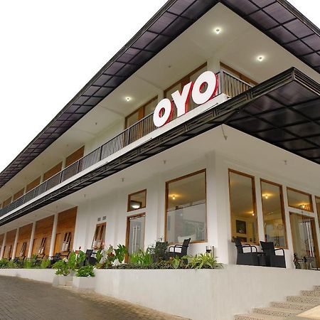 Oyo 446 Hotel Kawi Surapatha Malang Exterior photo