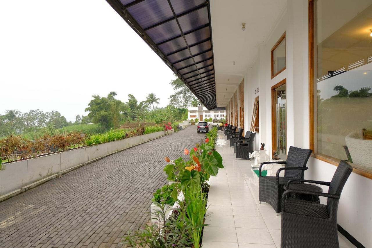 Oyo 446 Hotel Kawi Surapatha Malang Exterior photo