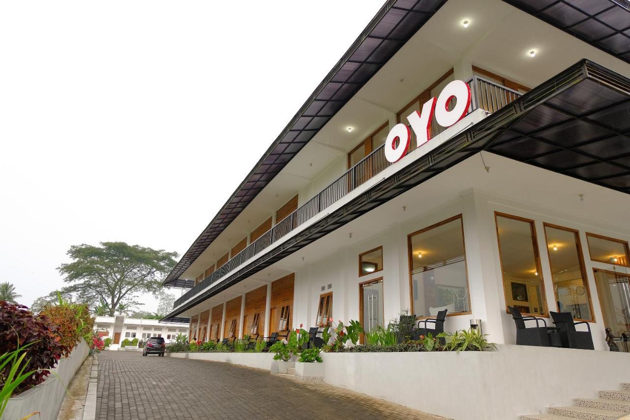 Oyo 446 Hotel Kawi Surapatha Malang Exterior photo