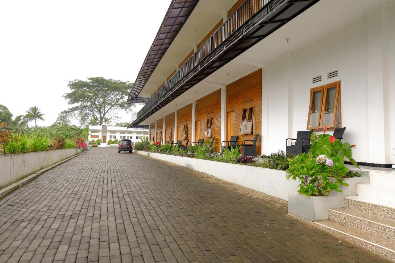 Oyo 446 Hotel Kawi Surapatha Malang Exterior photo
